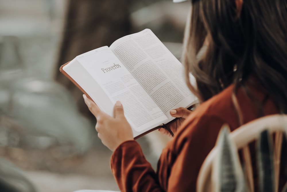 Frau beim Lesen